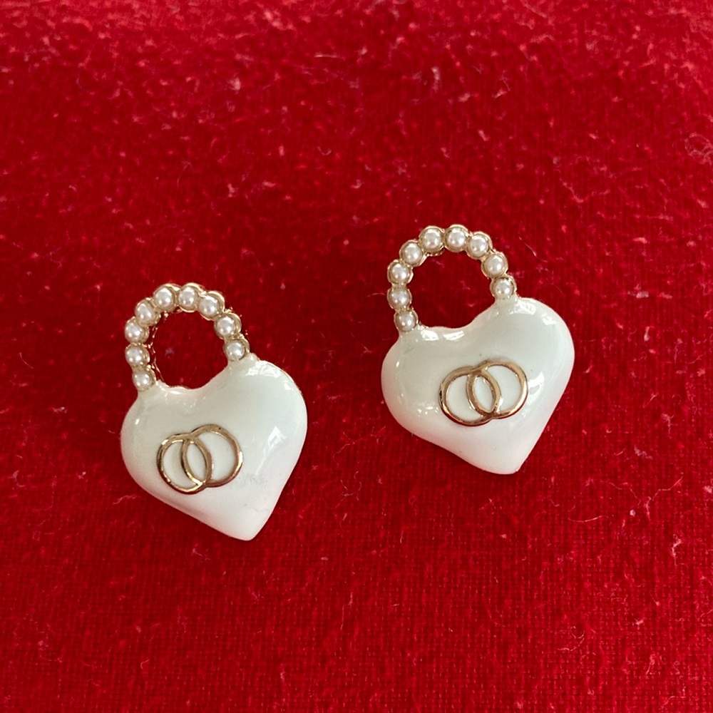 🆕 BEAUTIFULLY CRAFTED “Designer Look” White Enameled Gold Heart Earrings!!!